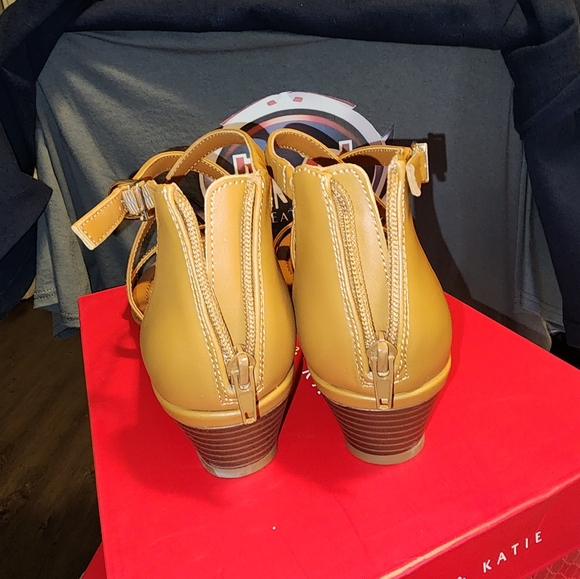 NWB,Kelly & Katie leather wedge shoes, size 9, Cognac color. See photos - Picture 3 of 7